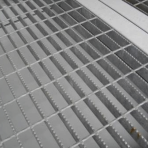 10ft x 8ft open mesh floor bunded store
